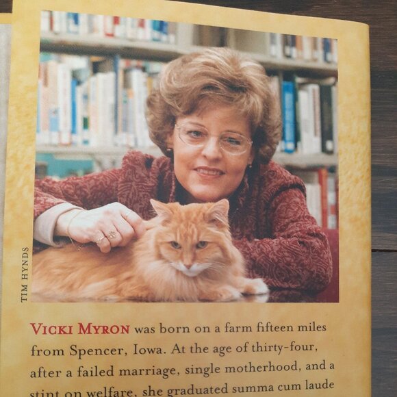 Dewey: The Small-Town Library Cat Who Touched the World - Picture 4 of 6